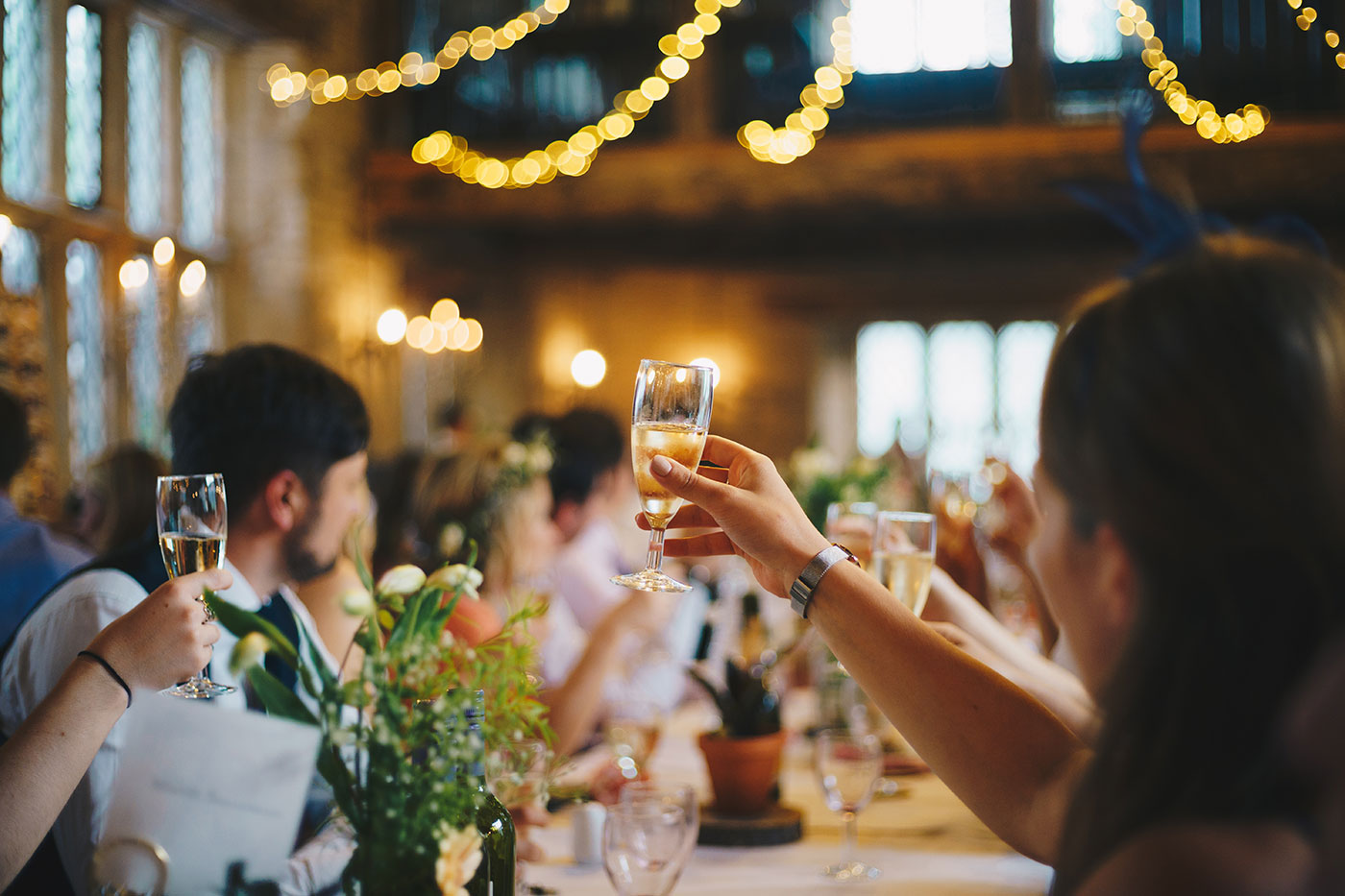 Goście weselni wznoszący toast za Parę Młodą